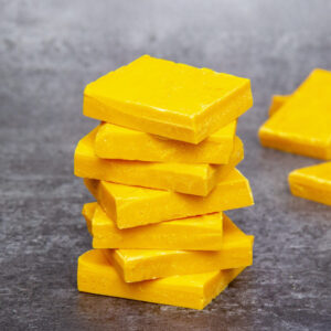 Mango-flavored chocolate pieces